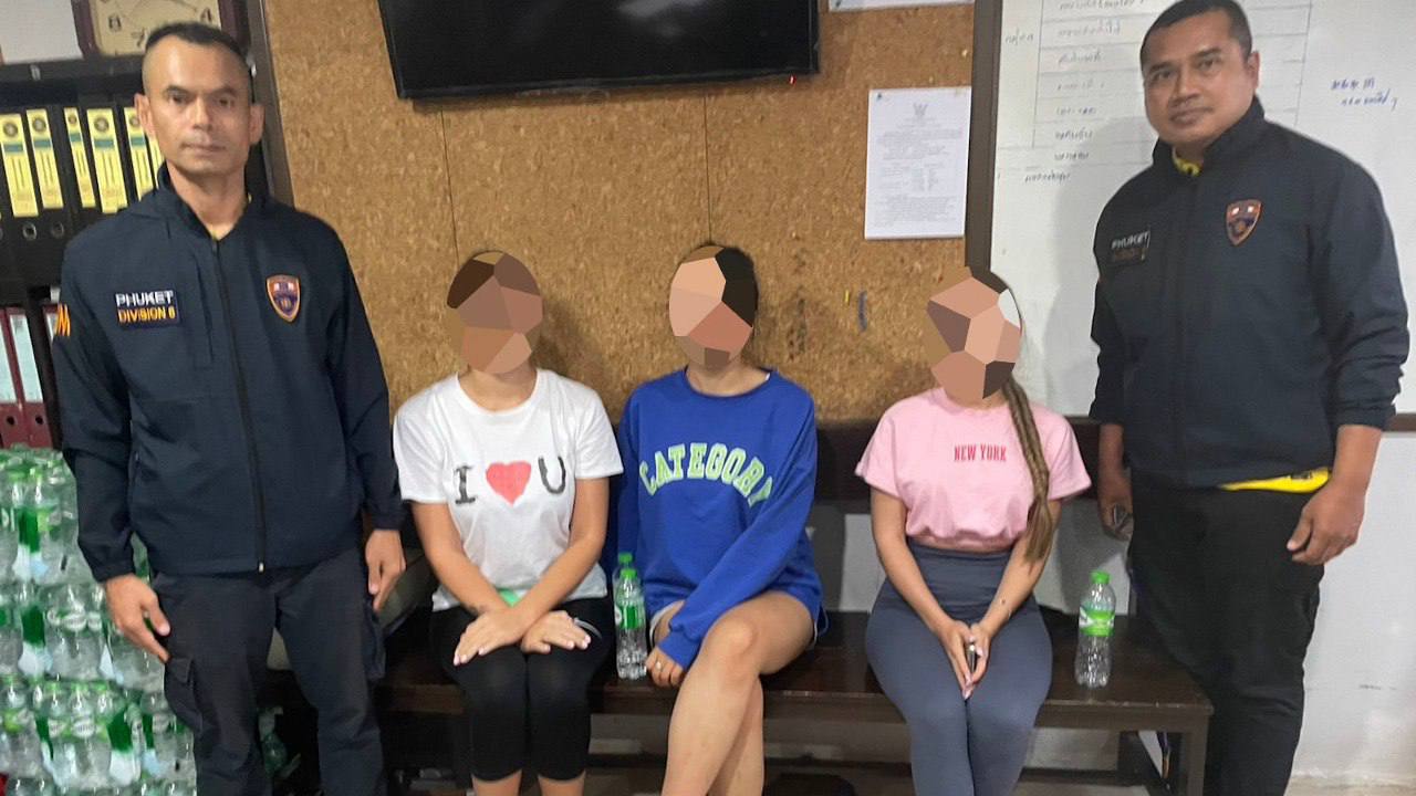 在帕塔亚,泰国皇家移民局警察局逮捕了三名俄罗斯女子涉嫌非法就业