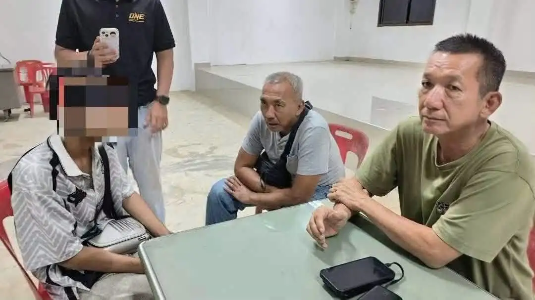 บนเกาะสมุยตำรวจจัดการประชุมข่าวเกี่ยวกับกรณีของนักกีฬาออสเตรเลียเจมม่า สแตปล์ตันที่เสียชีวิตเมื่อวันที่ 10 มิถุนายน