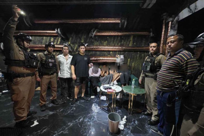 ตำรวจ démarch่ในบาร์มيانมันส์ที่SASAในกรุงเทพมหานคร