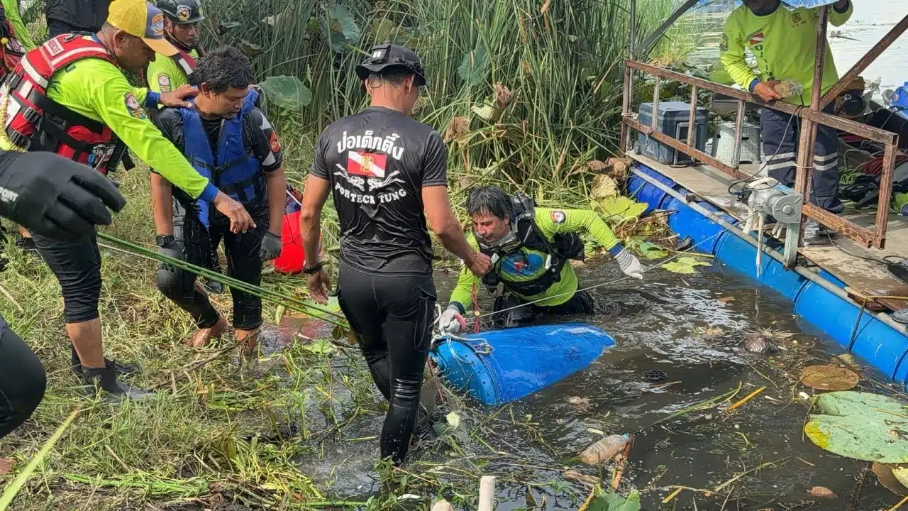 तेलंड के उत्तर प्रदेश नॉन्थाबुरी में एक जलाशय में सिंहावर घोटाला की खोज के बाद पुलिस राशि चलाती है।