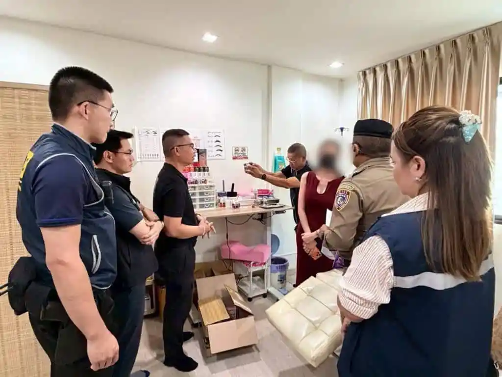 ตํารวจจับกุมหญิงสองคนในข้อหาดําเนินการคลินิกโบท็อกซ์ผิดกฎหมายในกรุงเทพฯ